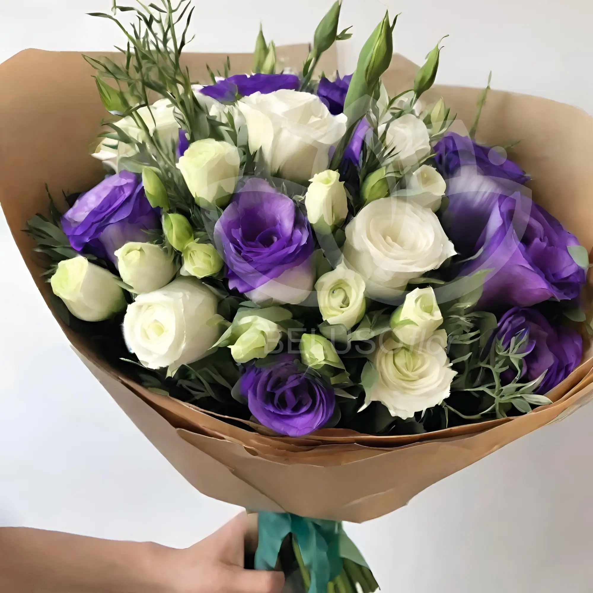 Ramo de lisianthus en blanco y morado