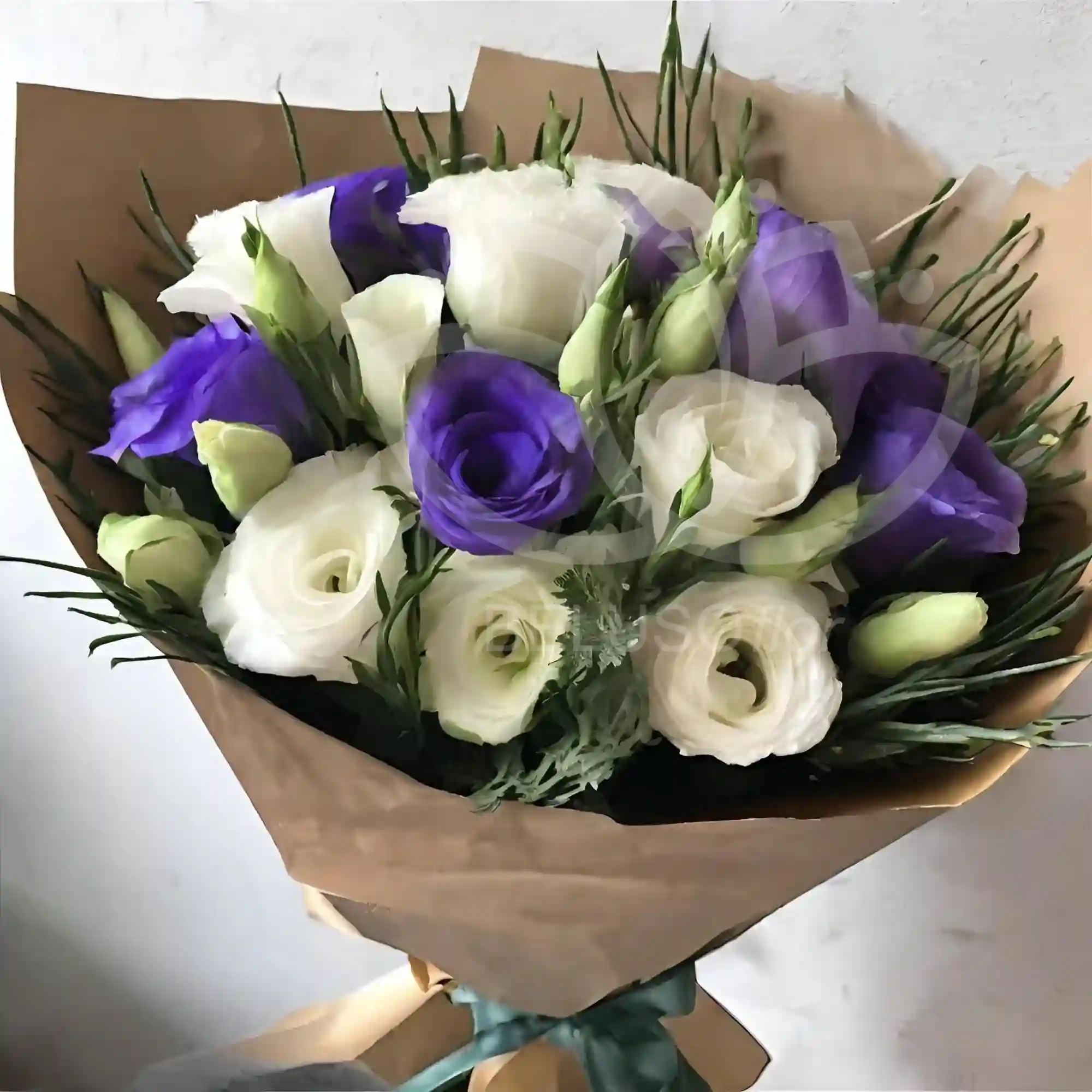 Ramo de lisianthus en blanco y morado 2