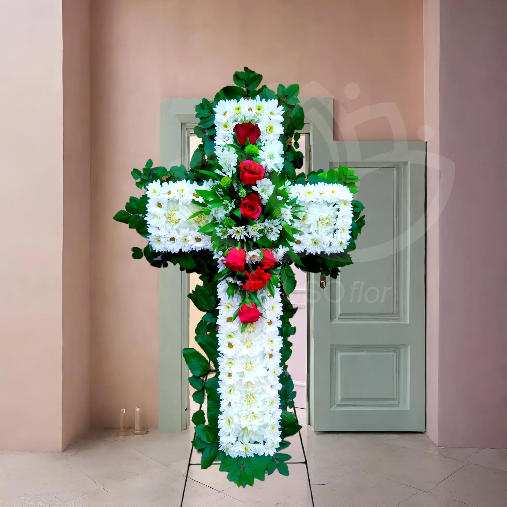 Cruz de condolencias blanca con moño rojo