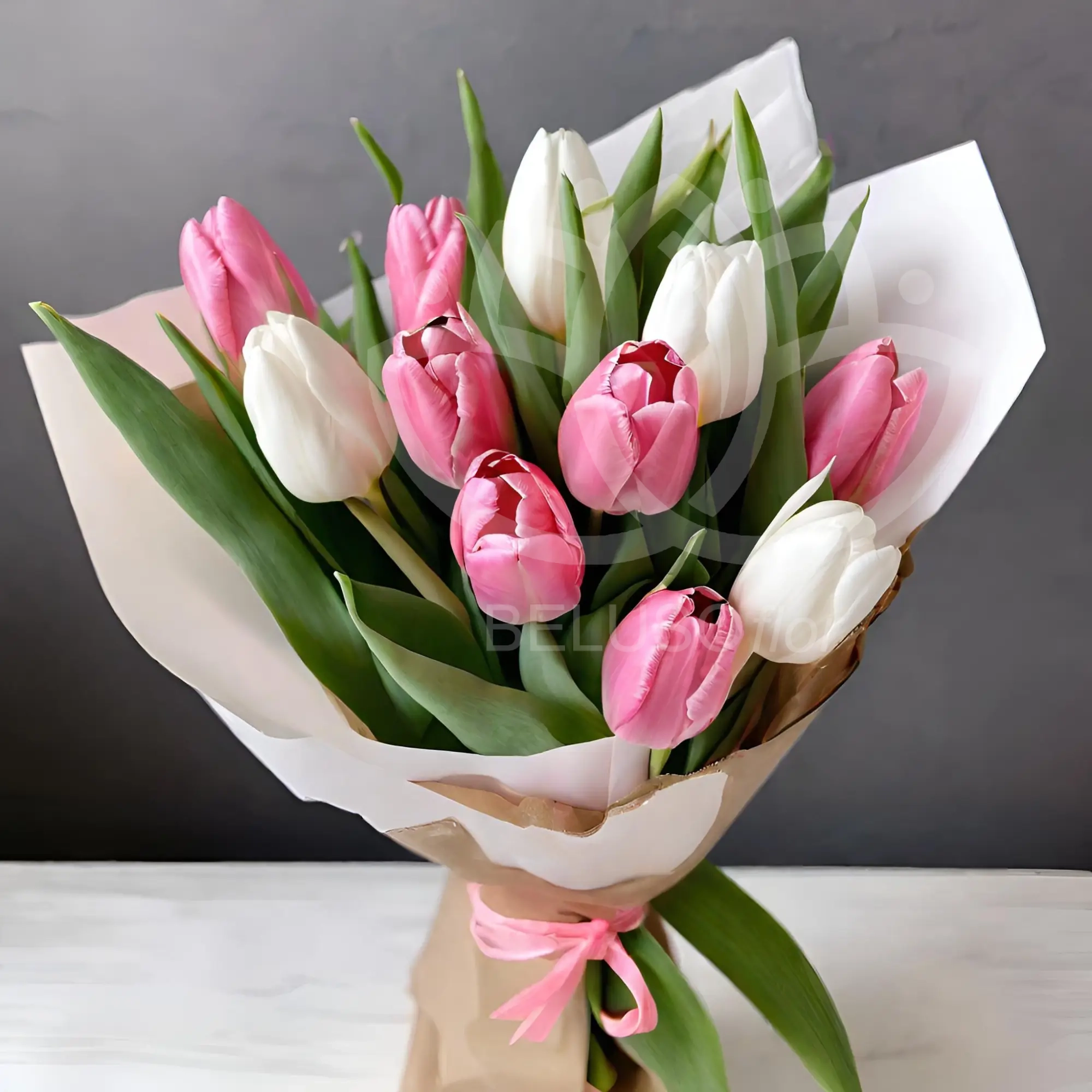 Ramo de graduación de flores primaverales en tonos rosados