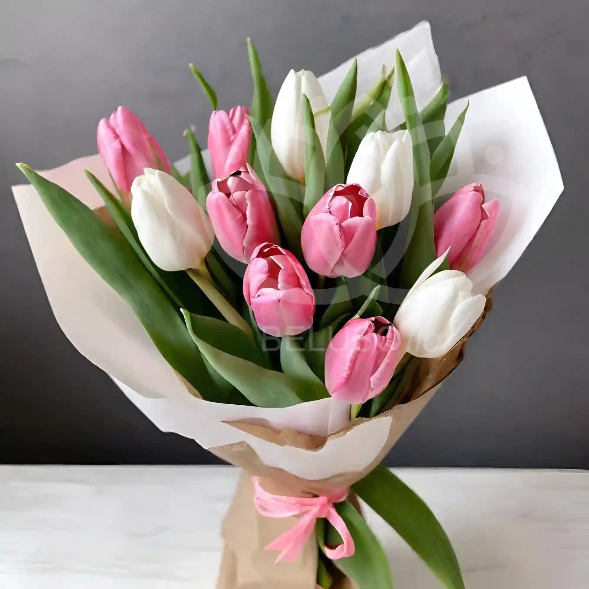 Ramo de graduación de flores primaverales en tonos rosados 1